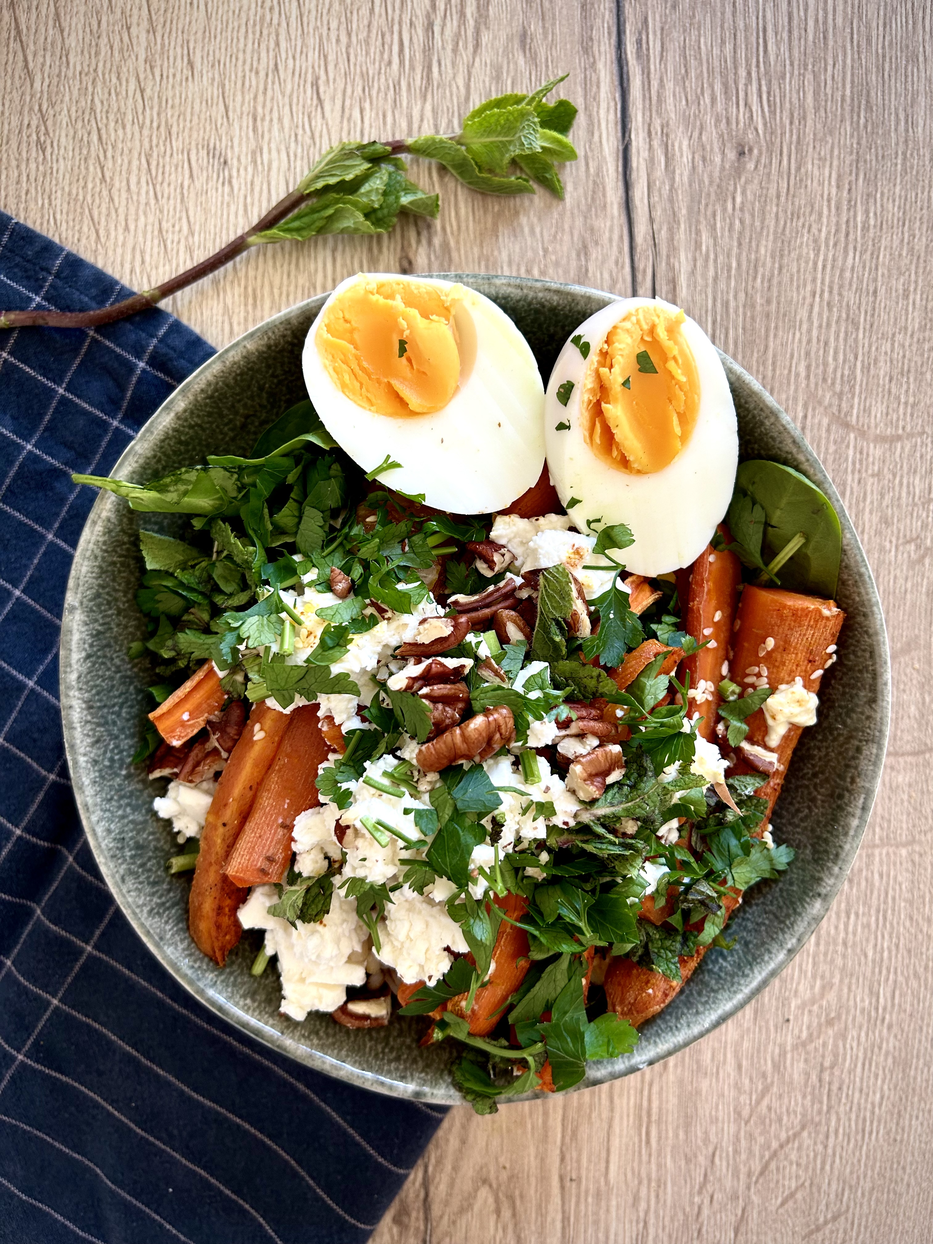 Miska ze zdrową sałatką, fetą i jajkiem, symbol zdrowego odżywiania.